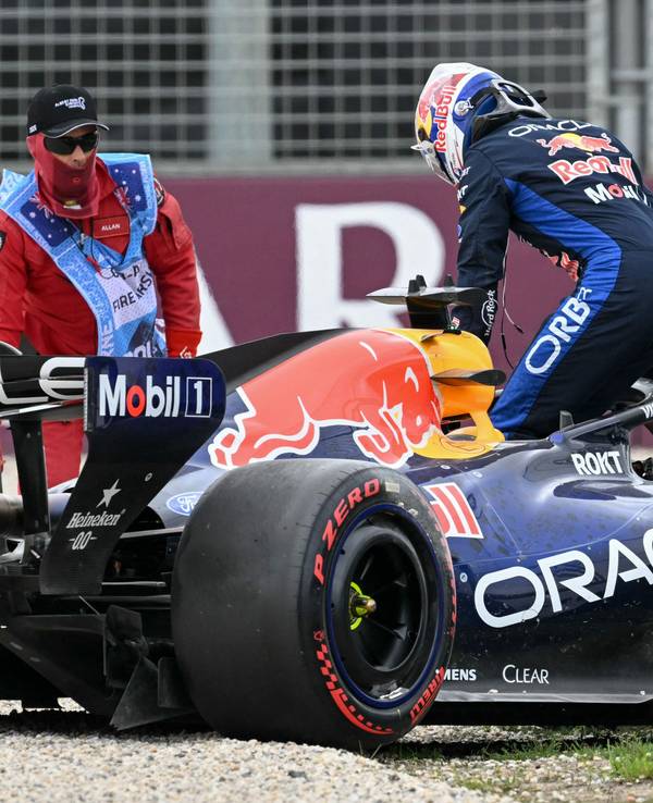 Max Verstappen steigt nach einem Unfall aus seinem Red Bull.