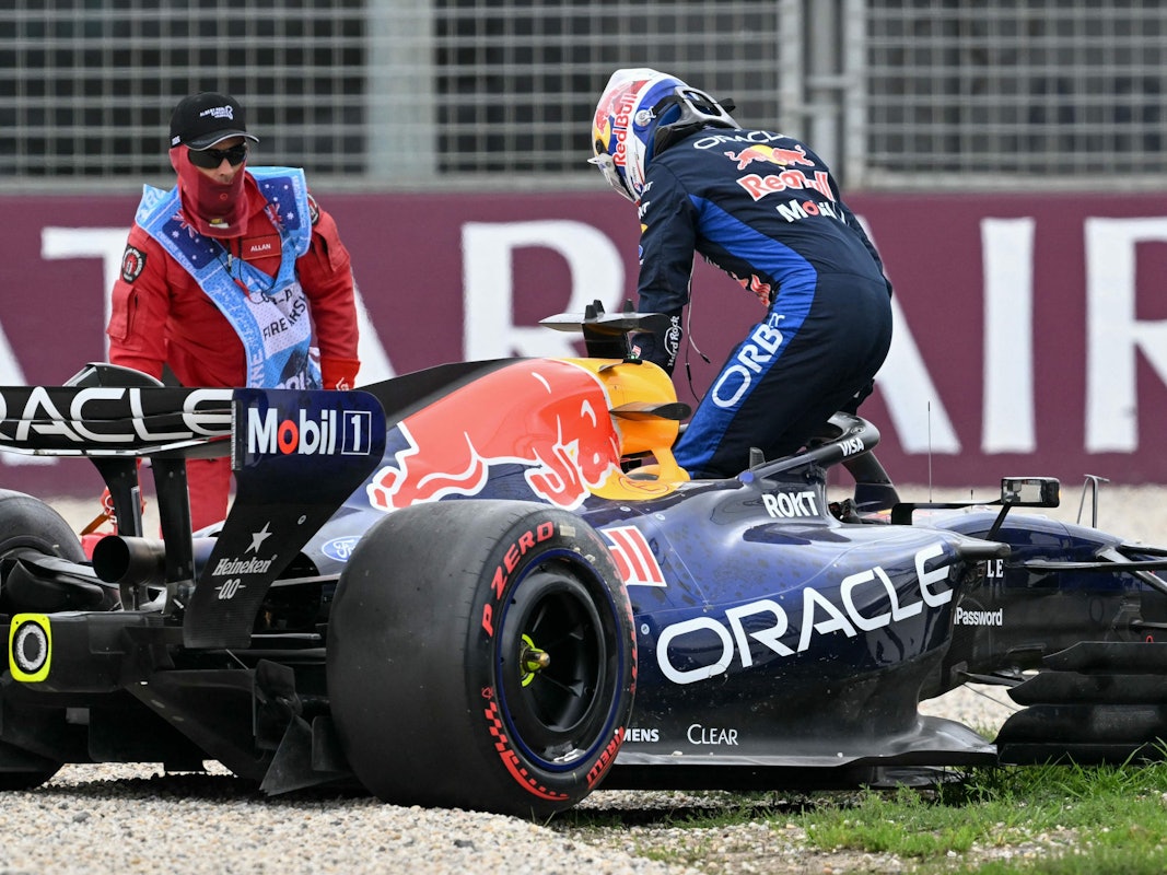 Max Verstappen steigt nach einem Unfall aus seinem Red Bull.