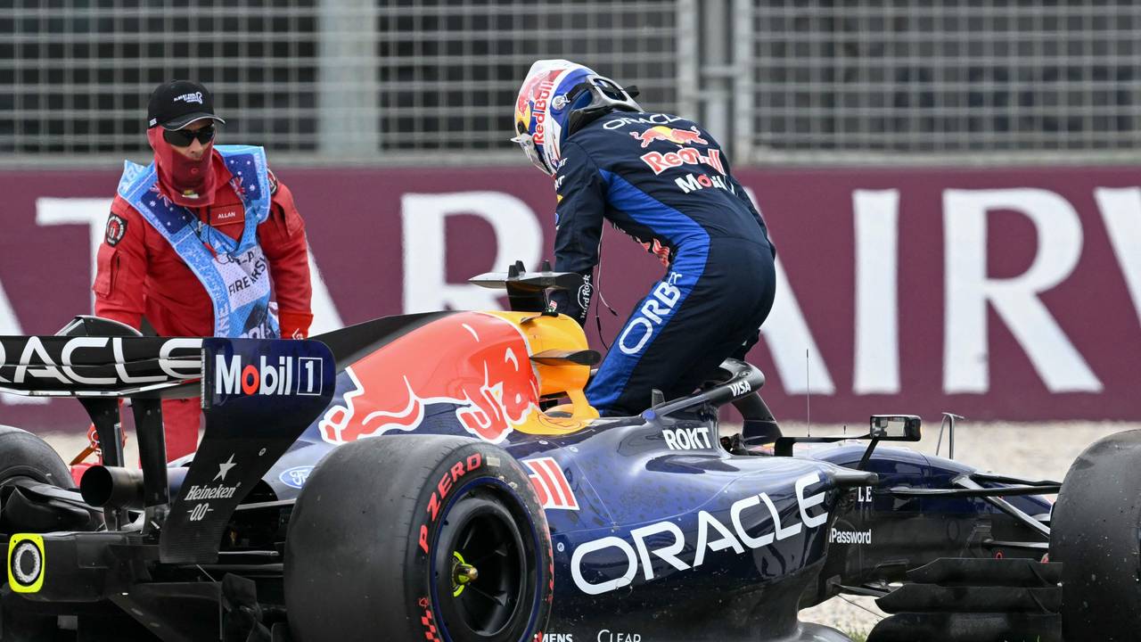 Max Verstappen steigt nach einem Unfall aus seinem Red Bull.