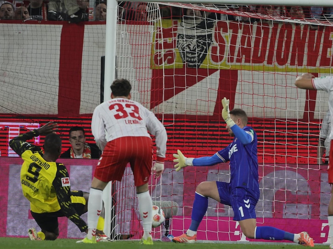 Serhou Guirassy trifft gegen Marvin Schwäbe.