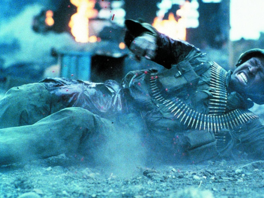 Private Albino (Dorian Harewood) gerät ins Visier eines vietnamesischen Scharfschützen. (Bild: Warner Bros.)