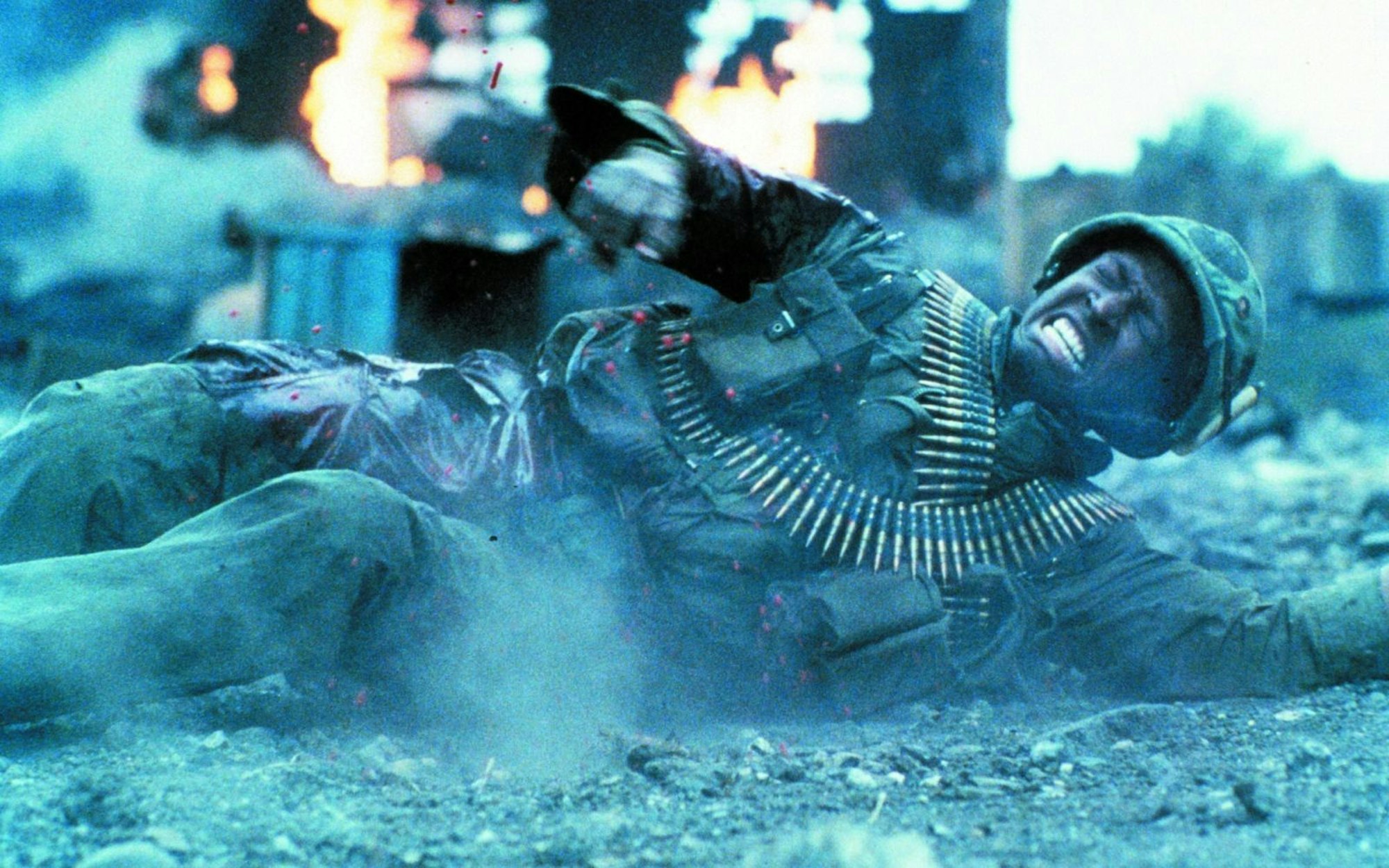 Private Albino (Dorian Harewood) gerät ins Visier eines vietnamesischen Scharfschützen. (Bild: Warner Bros.)