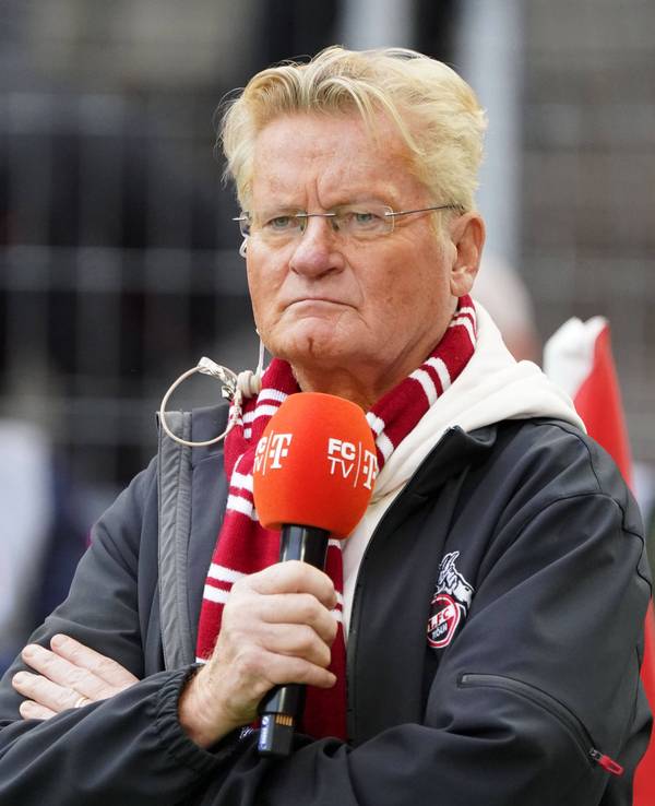 Kölns Stadionsprecher Michael Trippel mit Mikrofon im Stadion.