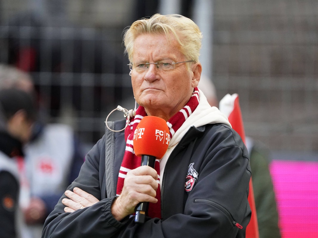 Kölns Stadionsprecher Michael Trippel mit Mikrofon im Stadion.
