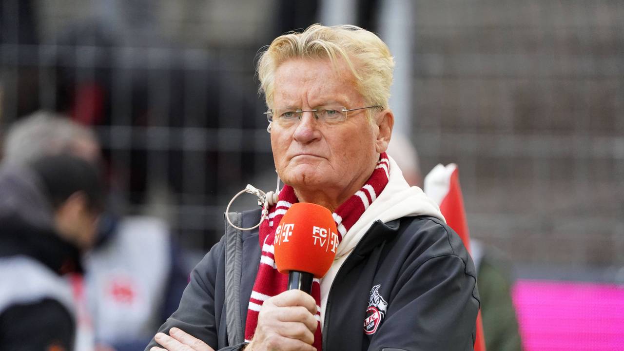 Kölns Stadionsprecher Michael Trippel mit Mikrofon im Stadion.