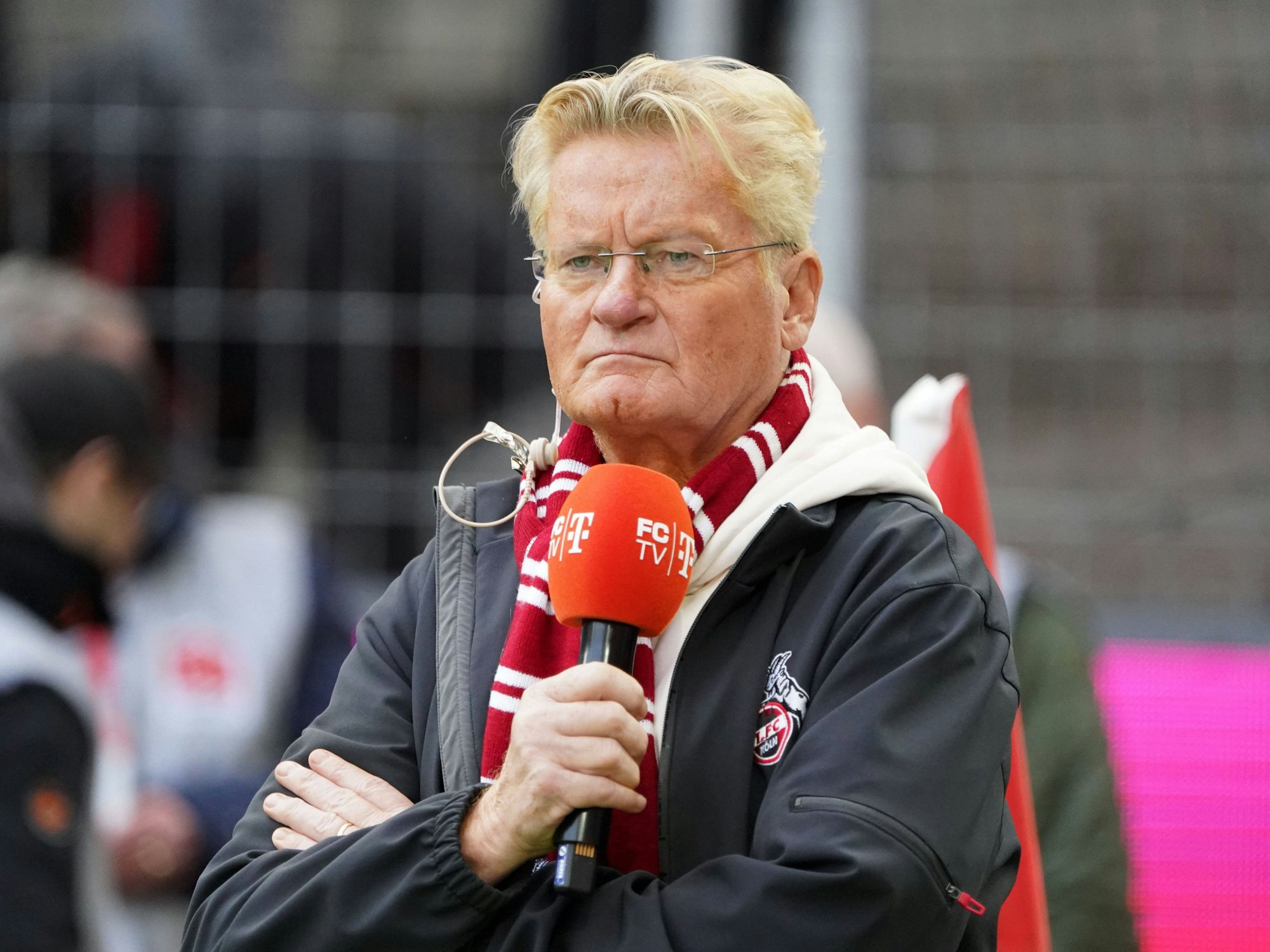 Kölns Stadionsprecher Michael Trippel mit Mikrofon im Stadion.