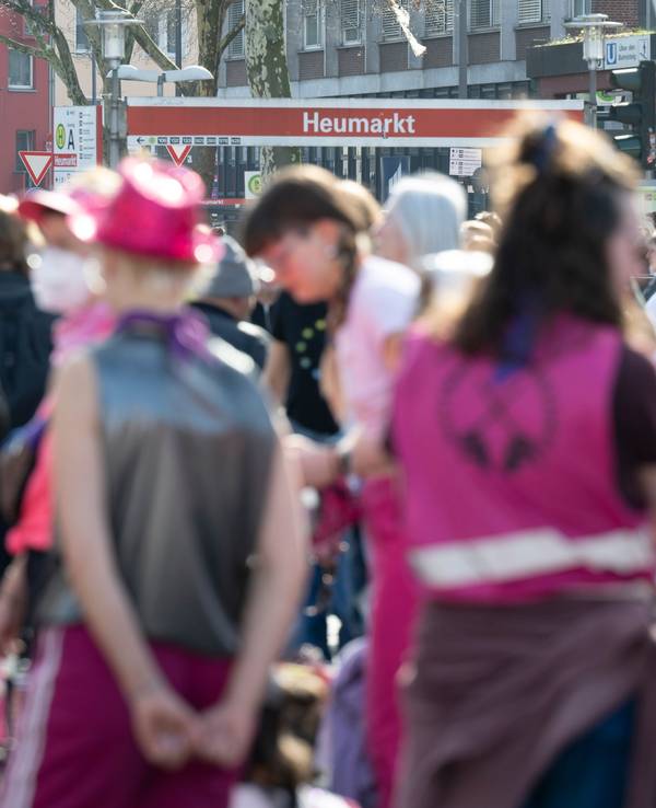 Frauen demonstrieren für ihre Rechte.