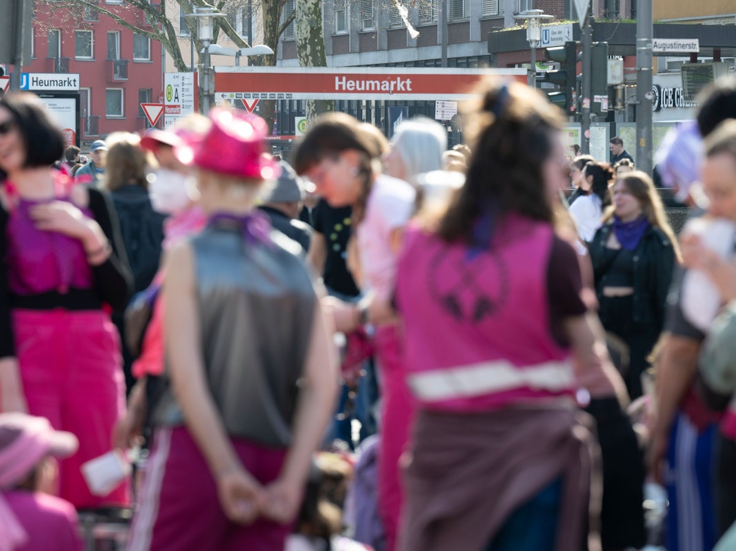 Frauen demonstrieren für ihre Rechte.