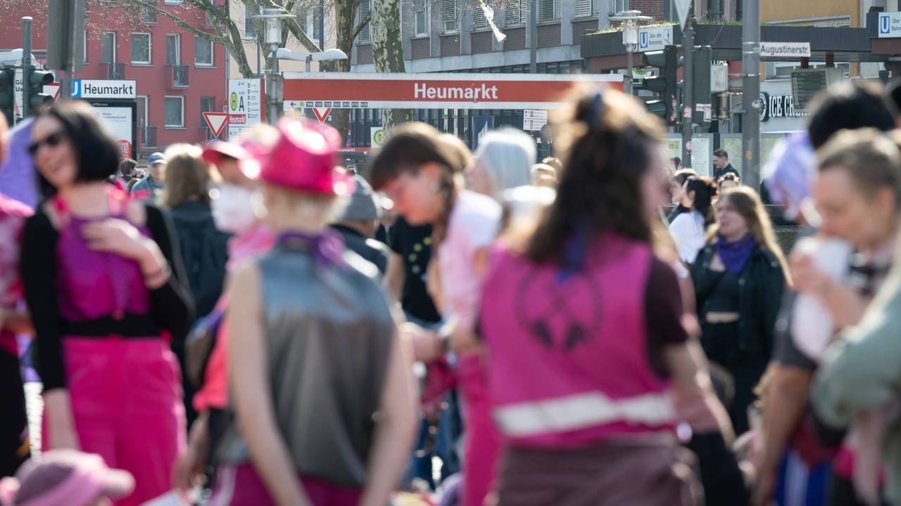 Frauen demonstrieren für ihre Rechte.