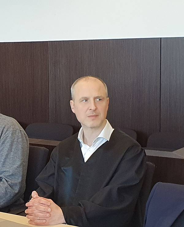 05.03.2026, Nordrhein-Westfalen, Düsseldorf: Der Angeklagte (M) sitzt mit seinen Verteidigern Markus Wittke (l) und Henner Apfel (r) im Gerichtssaal. Der Angeklagte steht wegen eines tödlichen Unfalls in Neuss vor Gericht. Foto: Martin Höke/dpa - ACHTUNG: Person wurde aus rechtlichen Gründen gepixelt +++ dpa-Bildfunk +++