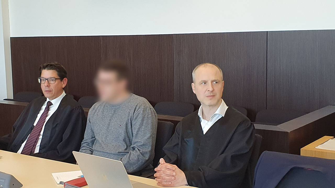 05.03.2026, Nordrhein-Westfalen, Düsseldorf: Der Angeklagte (M) sitzt mit seinen Verteidigern Markus Wittke (l) und Henner Apfel (r) im Gerichtssaal. Der Angeklagte steht wegen eines tödlichen Unfalls in Neuss vor Gericht. Foto: Martin Höke/dpa - ACHTUNG: Person wurde aus rechtlichen Gründen gepixelt +++ dpa-Bildfunk +++