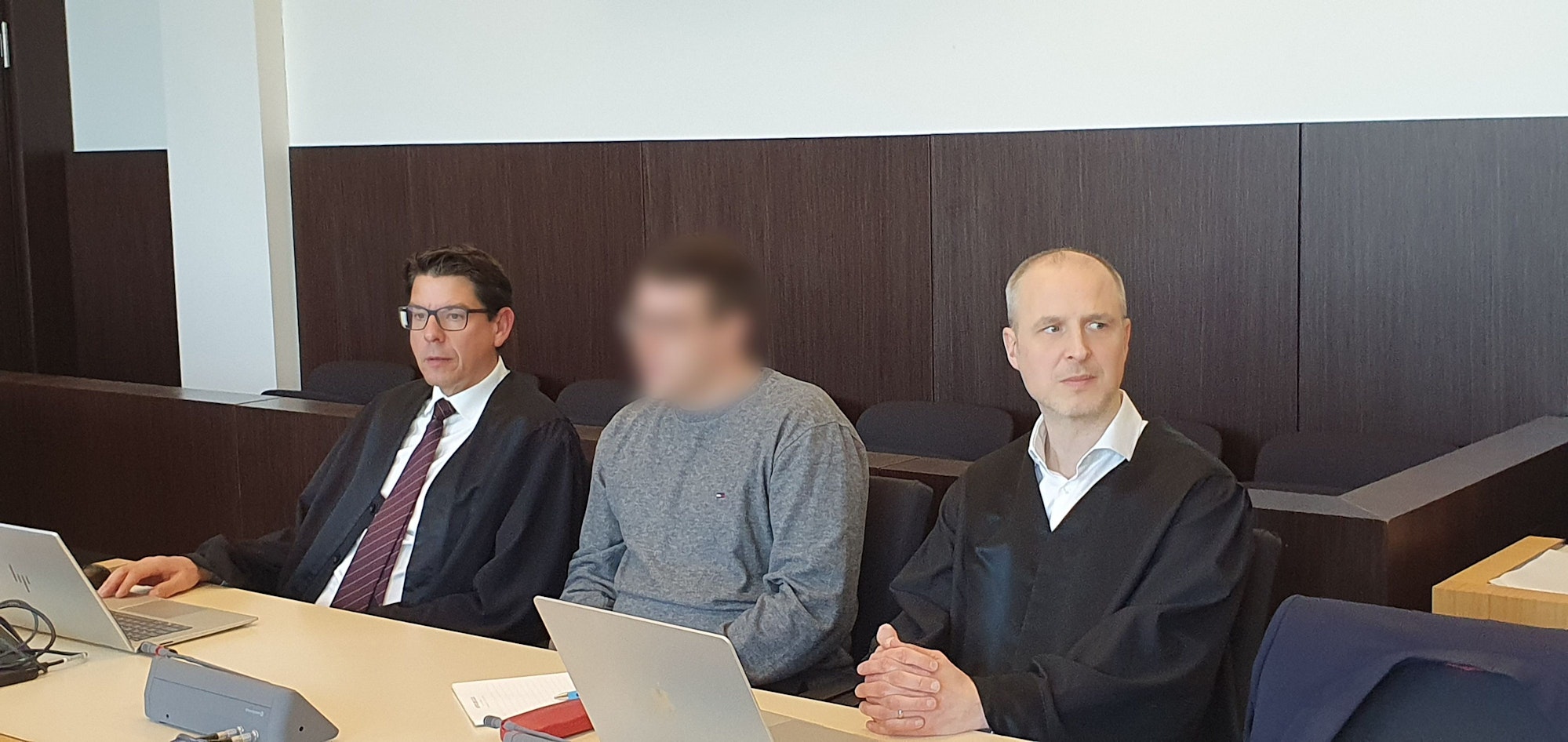 05.03.2026, Nordrhein-Westfalen, Düsseldorf: Der Angeklagte (M) sitzt mit seinen Verteidigern Markus Wittke (l) und Henner Apfel (r) im Gerichtssaal. Der Angeklagte steht wegen eines tödlichen Unfalls in Neuss vor Gericht. Foto: Martin Höke/dpa - ACHTUNG: Person wurde aus rechtlichen Gründen gepixelt +++ dpa-Bildfunk +++