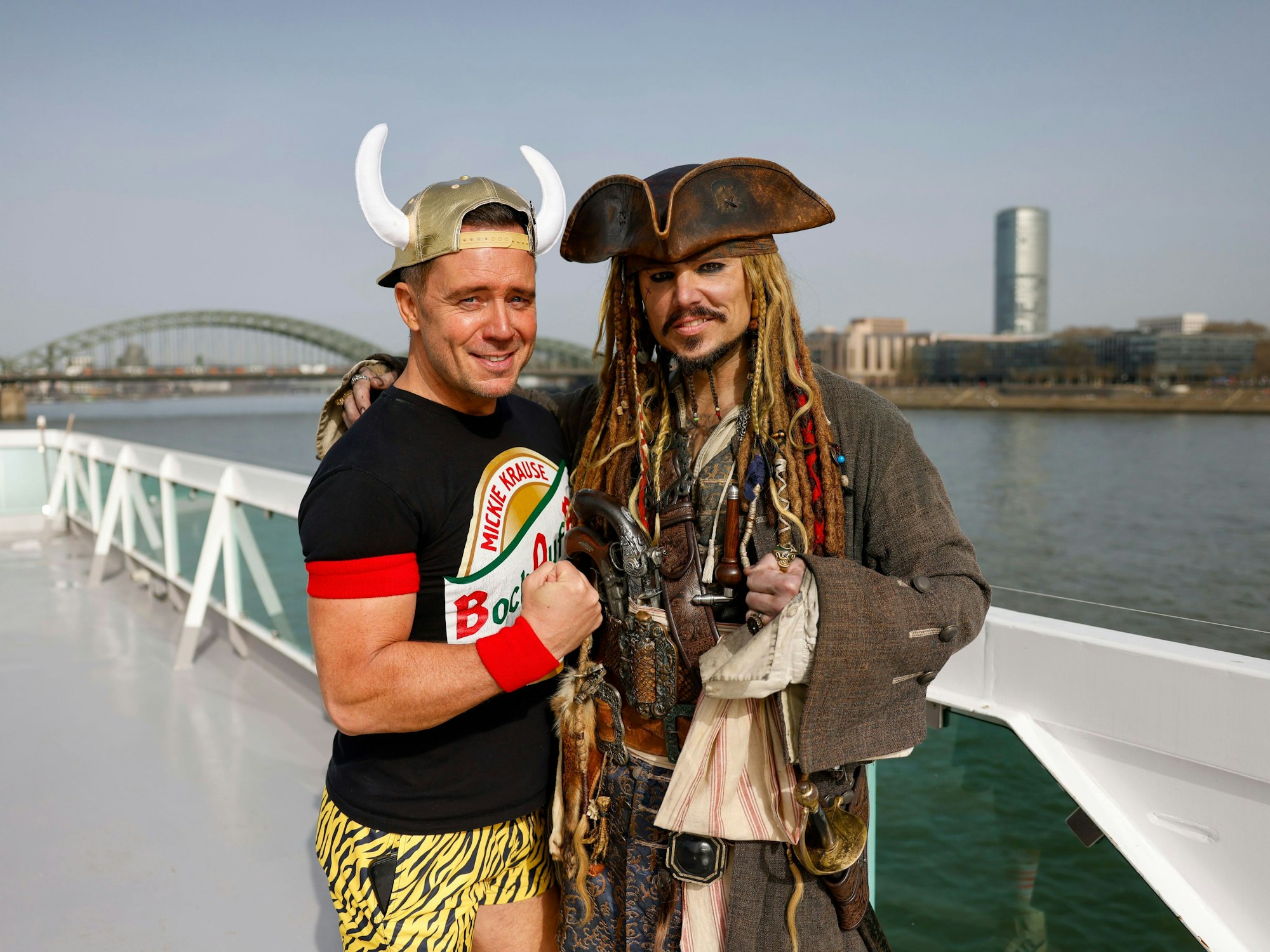 Partysänger Lorenz Büffel mit Björn Kuhlow auf dem Partyschiff.