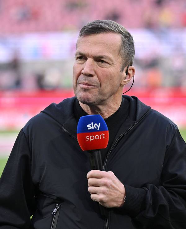 Lothar Matthäus spricht ein Sky-Mikro.