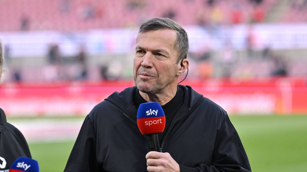 Lothar Matthäus spricht ein Sky-Mikro.