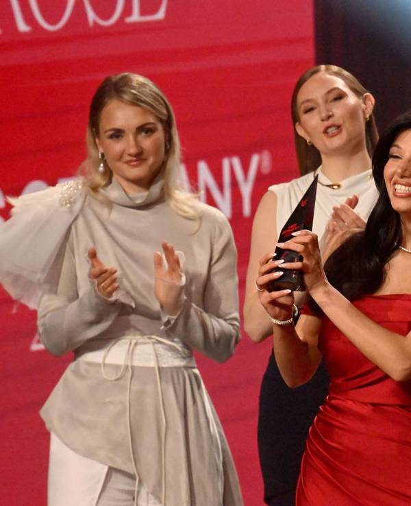 Rose Mondy ,Miss Germany 2026 (3.v.l) steht beim Finale "Miss Germany Awards" 2026 auf der Bühne im Bavaria Film Gelände als neue Miss Germany 2026 zusammen mit Amelie Reigl (2.v.l) und Anne Bäumler (l) und der Moderatorin Lola Weippert im Moment der Verkündung ihres Titels.