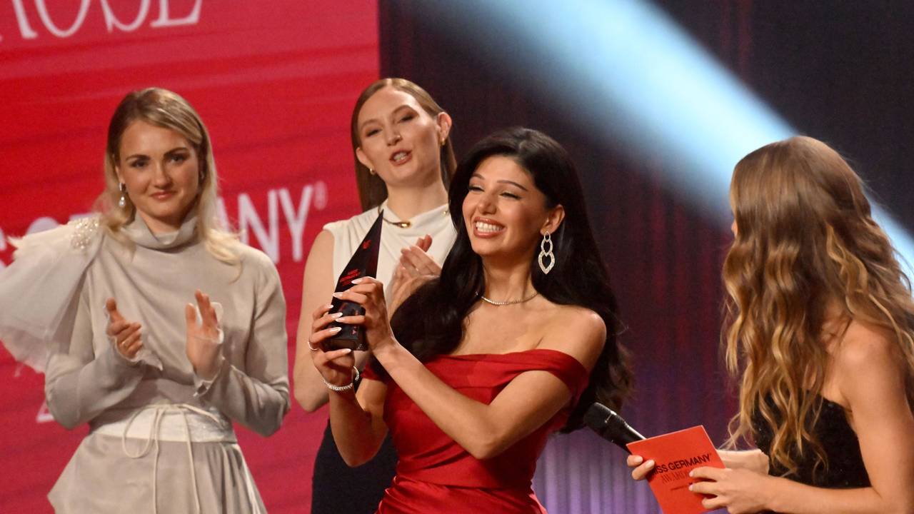 Rose Mondy ,Miss Germany 2026 (3.v.l) steht beim Finale "Miss Germany Awards" 2026 auf der Bühne im Bavaria Film Gelände als neue Miss Germany 2026 zusammen mit Amelie Reigl (2.v.l) und Anne Bäumler (l) und der Moderatorin Lola Weippert im Moment der Verkündung ihres Titels.