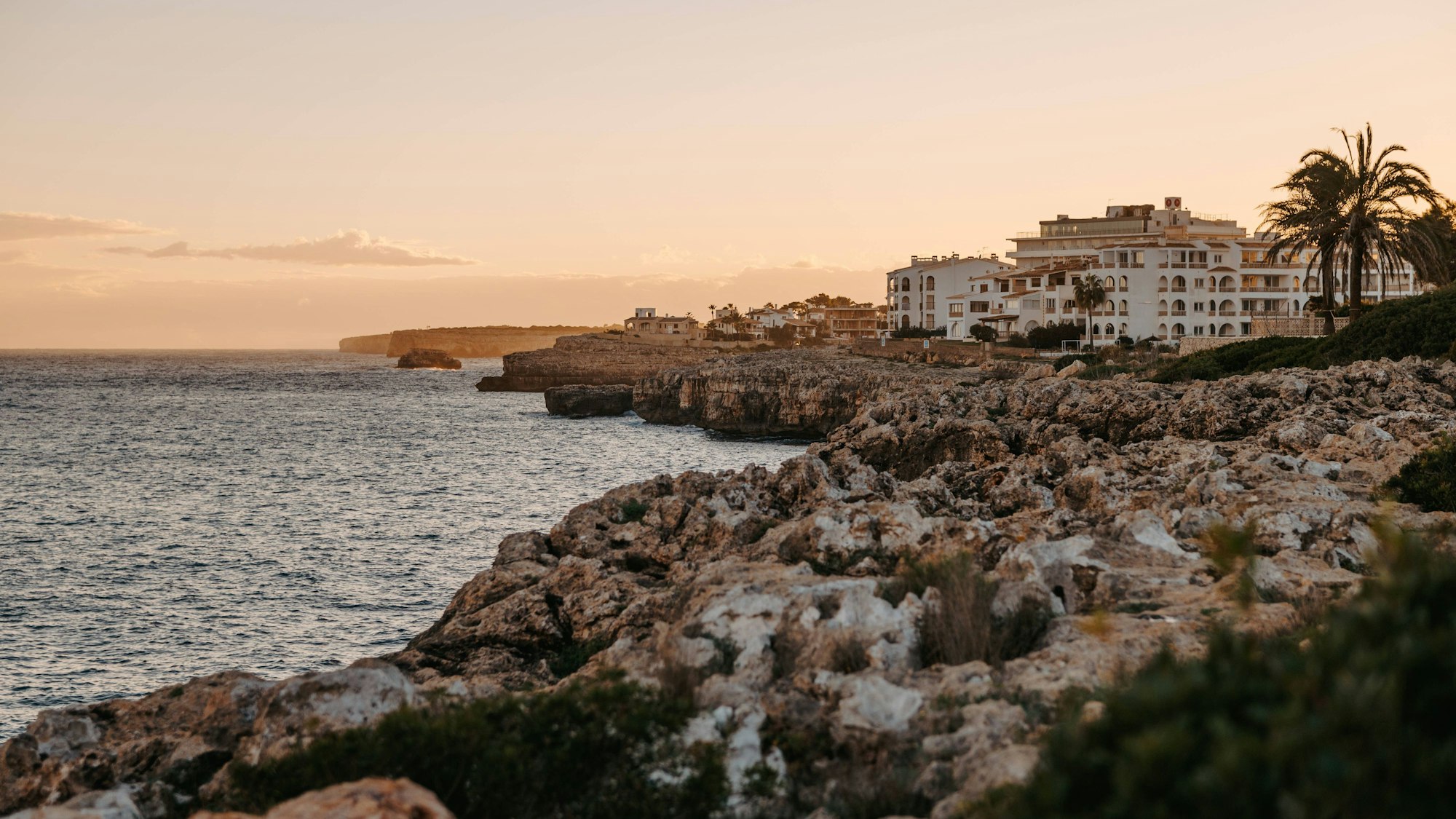 Felsige Küste mit Gebäuden und Meer