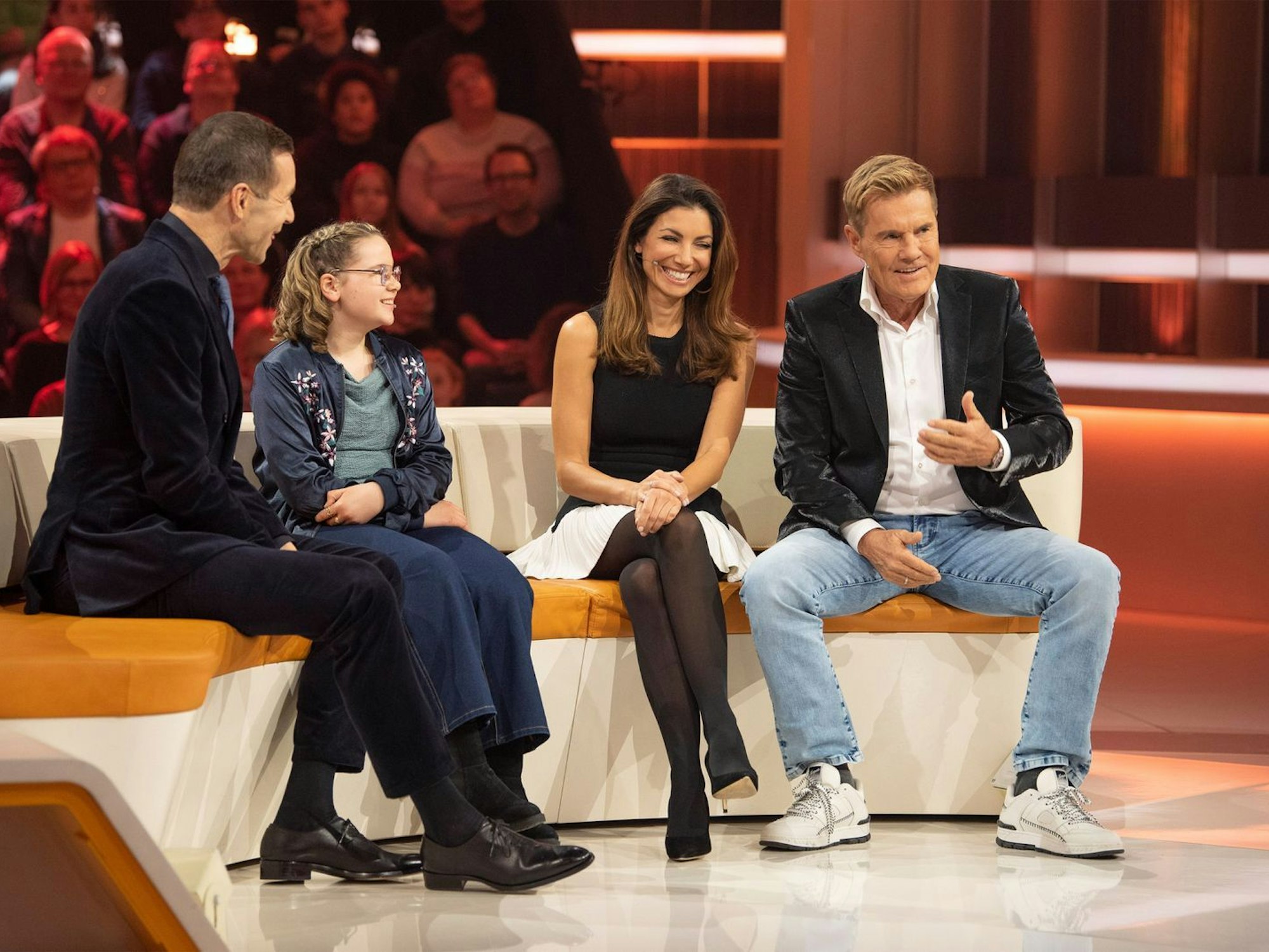 Dieter Bohlen berichtet im Gespräch mit Moderator Kai Pflaume von einem schmerzhaften Zwischenfall. (Bild: NDR / Thorsten Jander)
