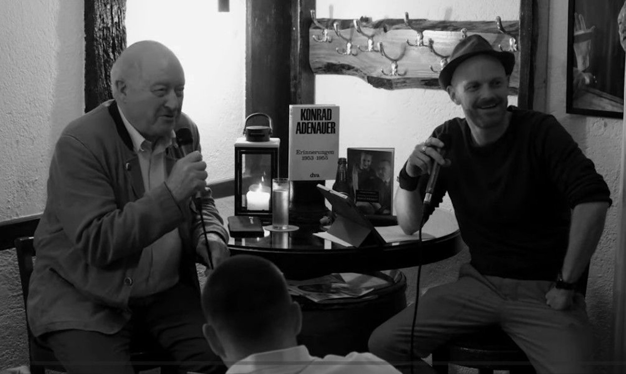 Konrad und Gereon Adenauer sitzen bei einem Gespräch.