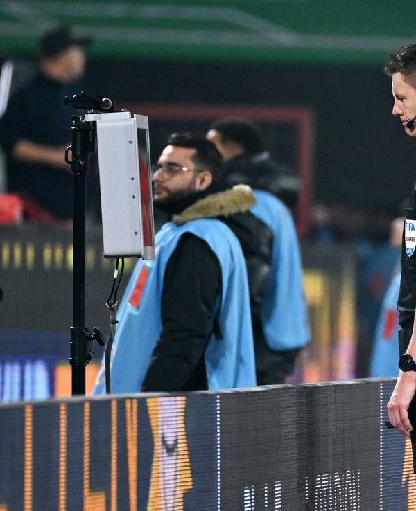 Schiedsrichter Daniel Siebert guckt sich eine strittige Szene an.