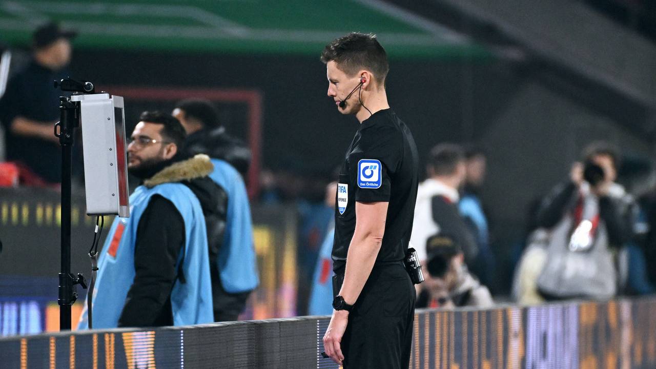 Schiedsrichter Daniel Siebert guckt sich eine strittige Szene an.