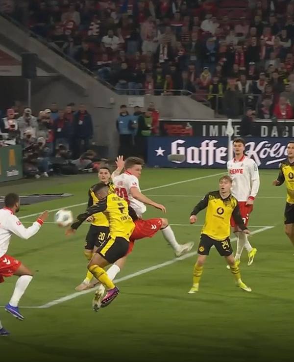 Dortmunds Yan Couto mit der Hand am Ball.