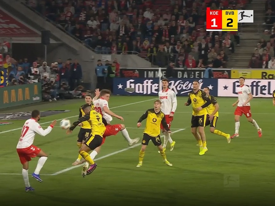 Dortmunds Yan Couto mit der Hand am Ball.