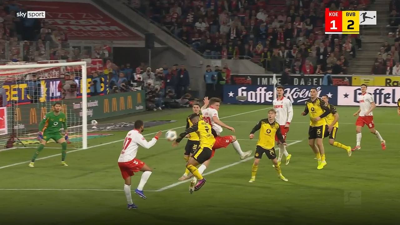 Dortmunds Yan Couto mit der Hand am Ball.