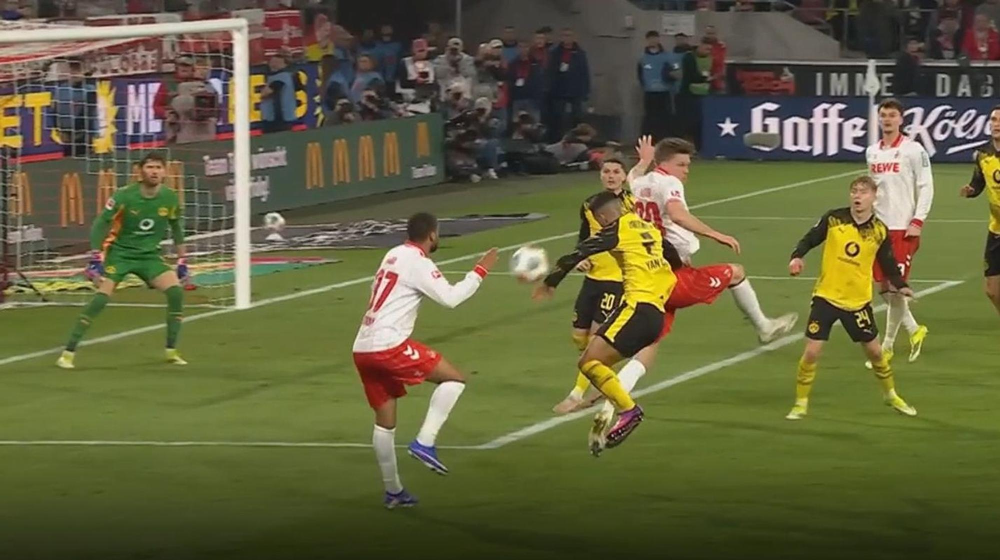 Handspiel im Strafraum von Borussia Dortmund.