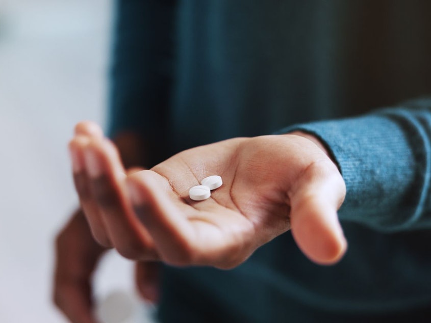 Unterschätzen Jugendliche die Risiken des Konsums von verschreibungspflichtigen Medikamenten? (Bild: iStock/Jacob Wackerhausen)