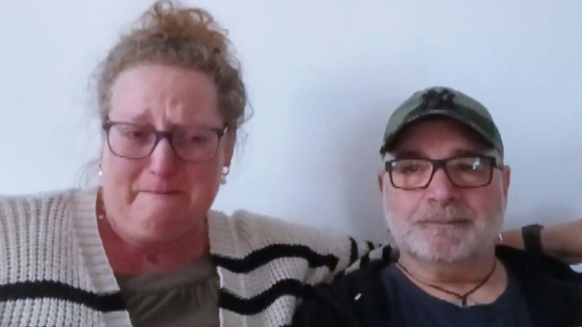 Erschüttert berichten Kerstin und Antonello, dass Elvis verstorben ist. (Bild: RTL)