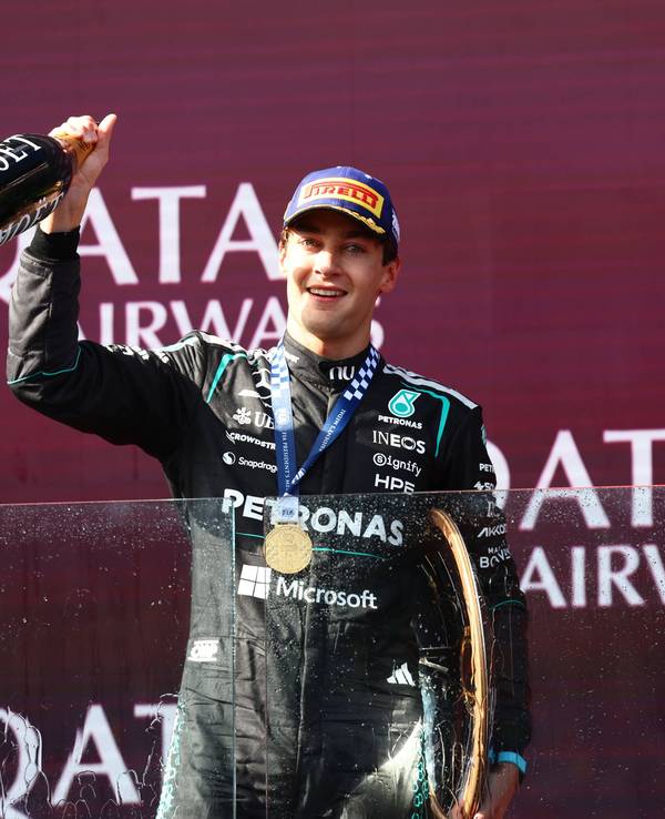 George Russell jubelt bei der Formel 1.