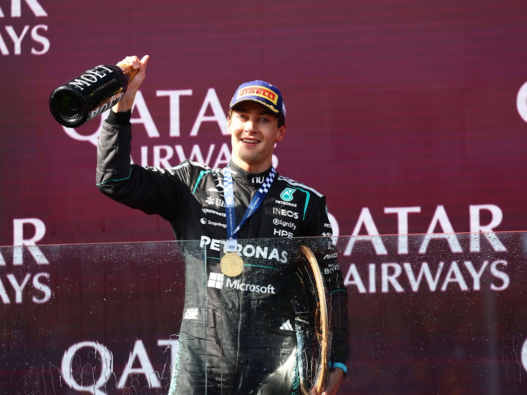 George Russell jubelt bei der Formel 1.