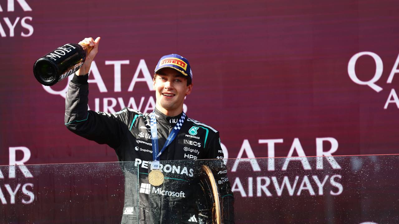 George Russell jubelt bei der Formel 1.
