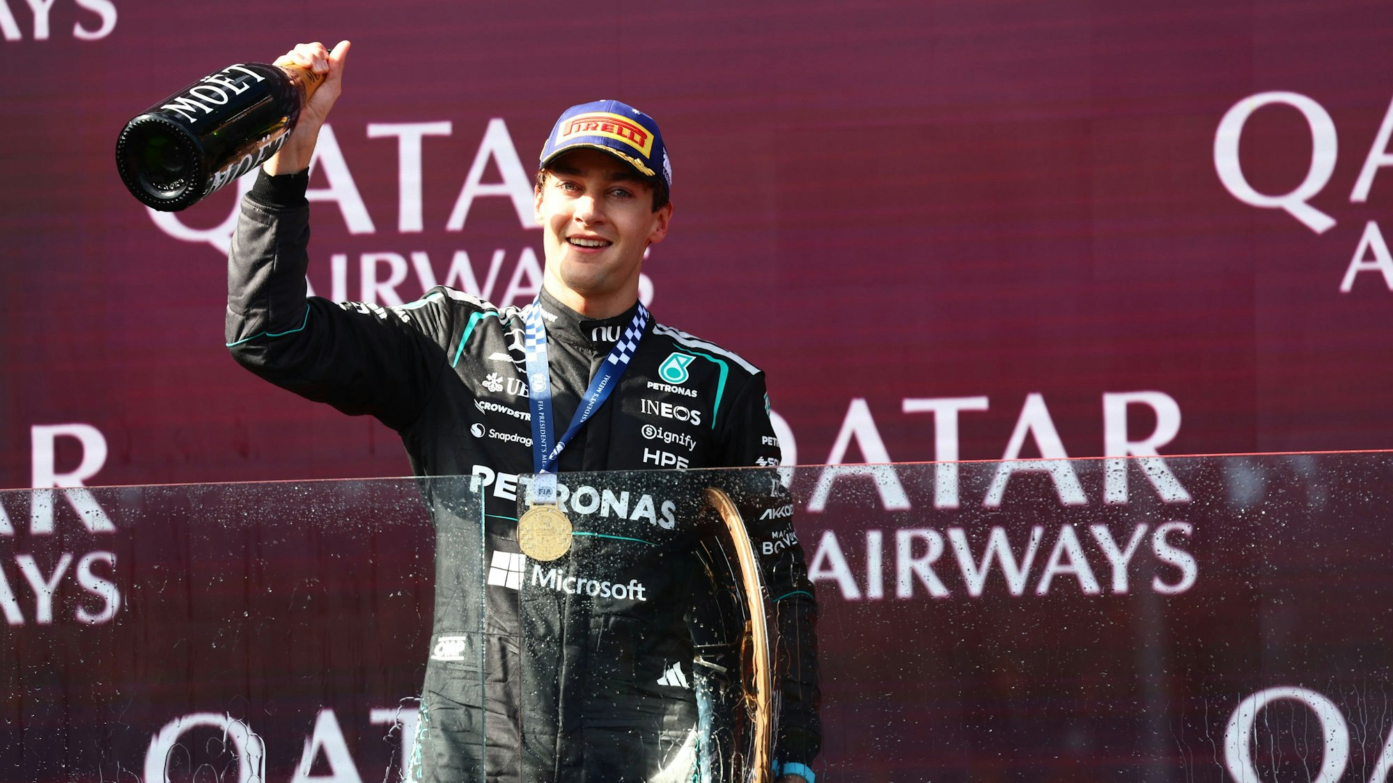 George Russell jubelt bei der Formel 1.