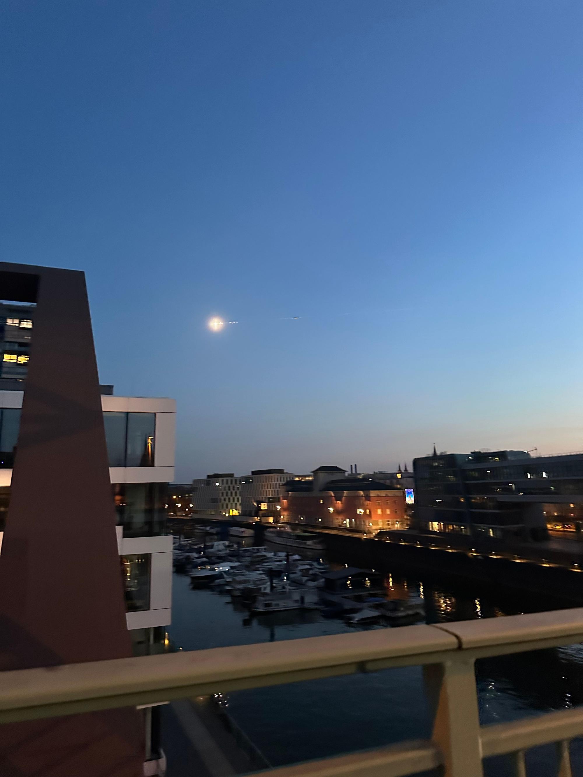 Auch Niklas Arend hat den Meteorit über Köln gesehen, vom Rheinauhafen aus.
