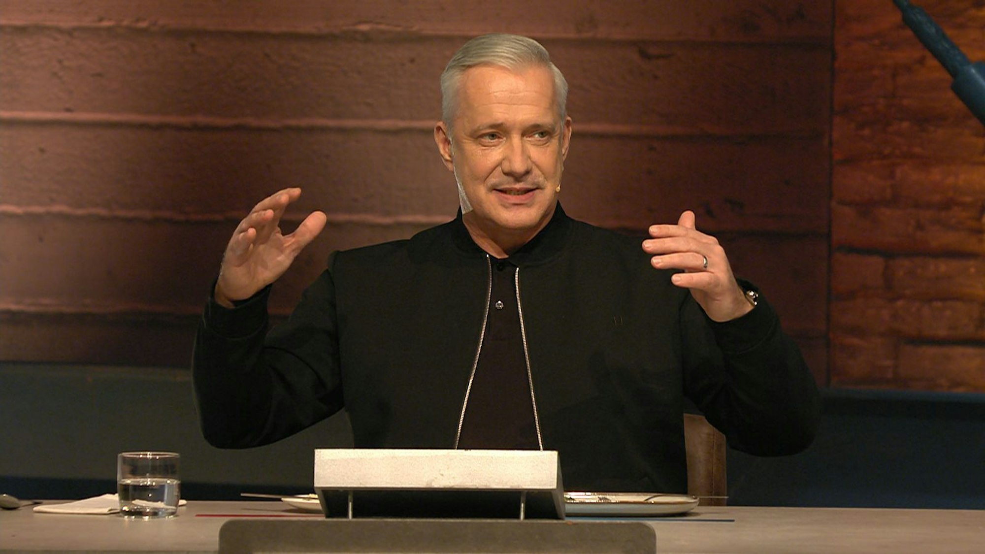 Für Alexander Herrmann gab's kein Dessert von Marijke. Kein Wunder dass er sich mit einem Eierlikör „das hier schön saufen“ wollte. (Bild: RTL)