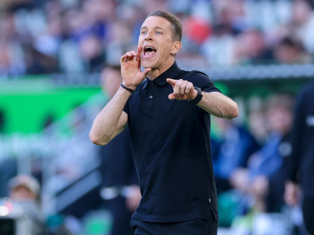 Daniel Bauer gestikuliert beim Spiel von Wolfsburg gegen Hamburg.