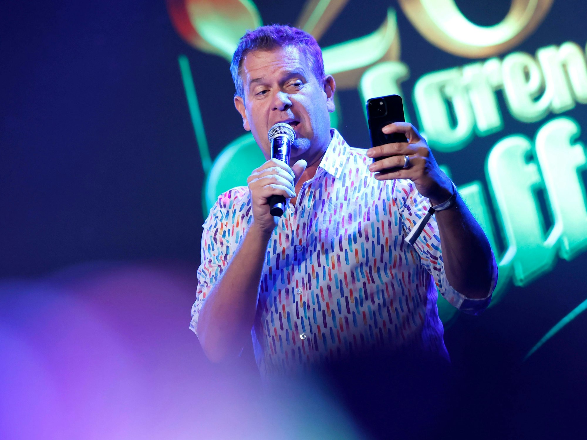 Partyschlagersänger Peter Wackel auf dem Partyschiff.