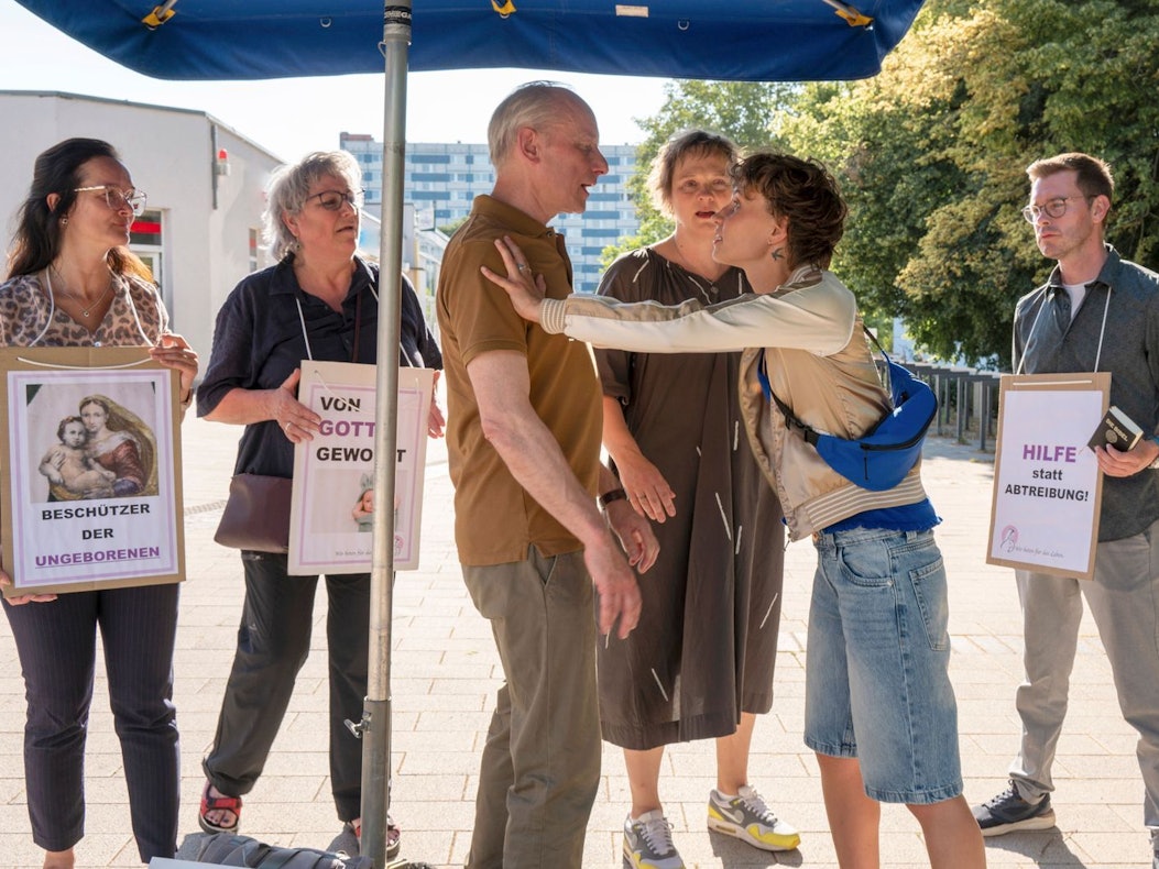 Szene aus dem aktuellen „Polizeiruf 110: Your Body, my Choice“: Lara Becker (Luna Jordan, Zweite von rechts) regt sich über die Abtreibungsgegner auf und streitet mit deren Sprecher Thilo (Mathias Max Herrmann, Dritter von links). (Bild: MDR/Britta Krehl)