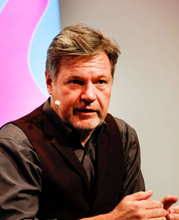 Robert Habeck sitzt bei der lit.Cologne auf der Bühne.