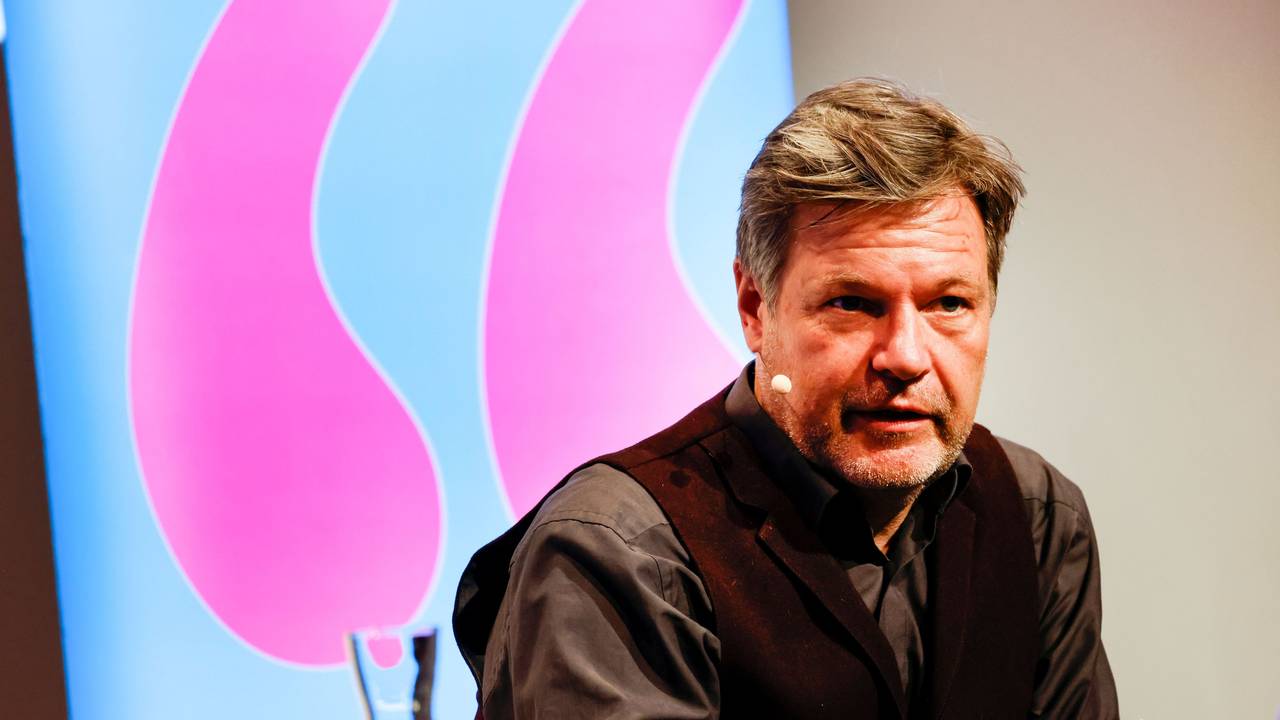 Robert Habeck sitzt bei der lit.Cologne auf der Bühne.