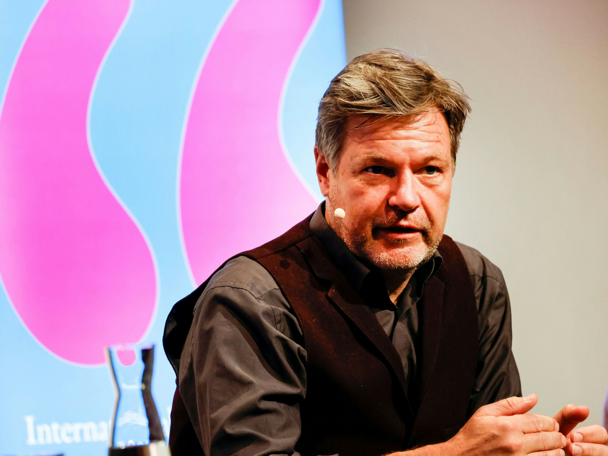 Robert Habeck sitzt bei der lit.Cologne auf der Bühne.