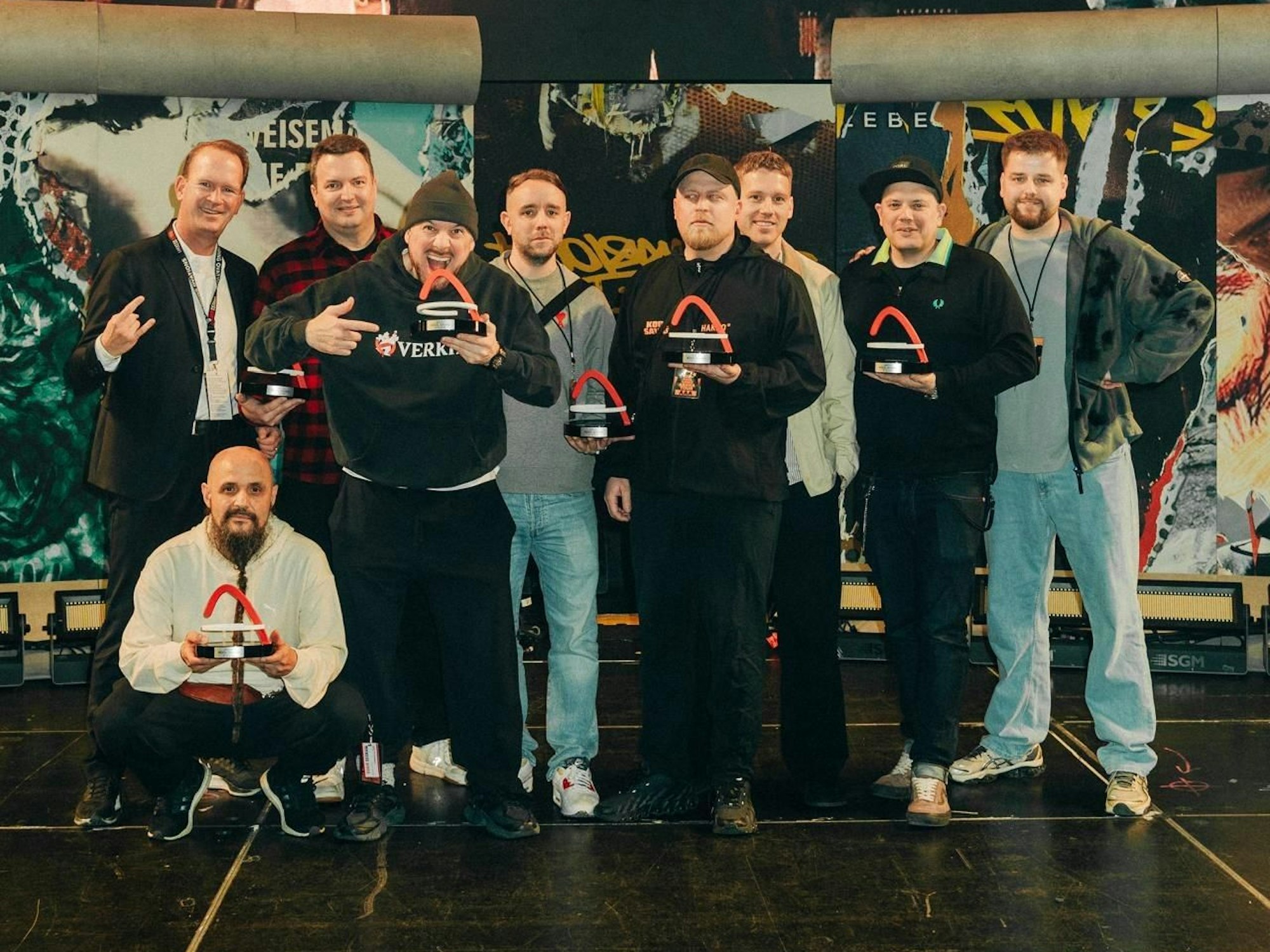 Stefan Löcher überreicht Kool Savas einen Award.