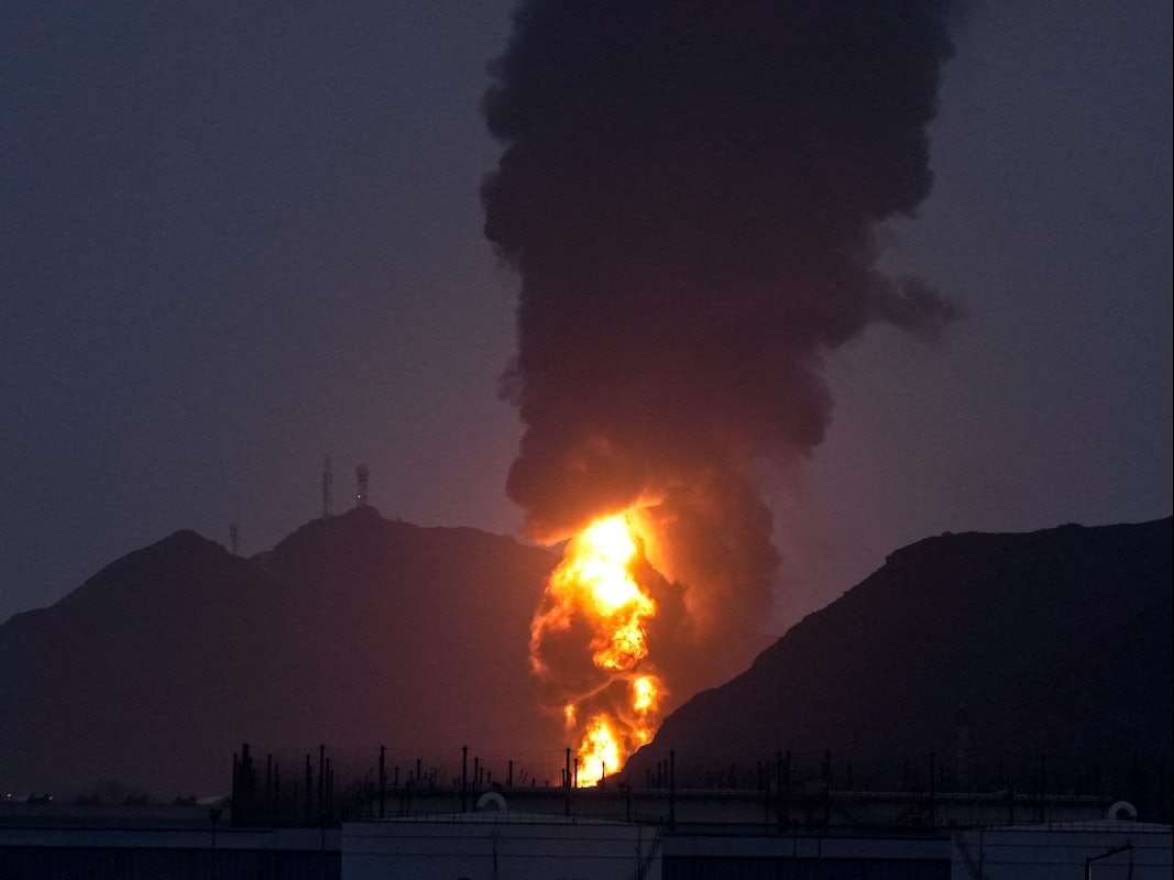 Ein großes Feuer und eine Rauchwolke sind zu sehen, nachdem nach Angaben der Behörden Trümmer einer abgefangenen iranischen Drohne die Ölanlage in Fudschaira getroffen haben.