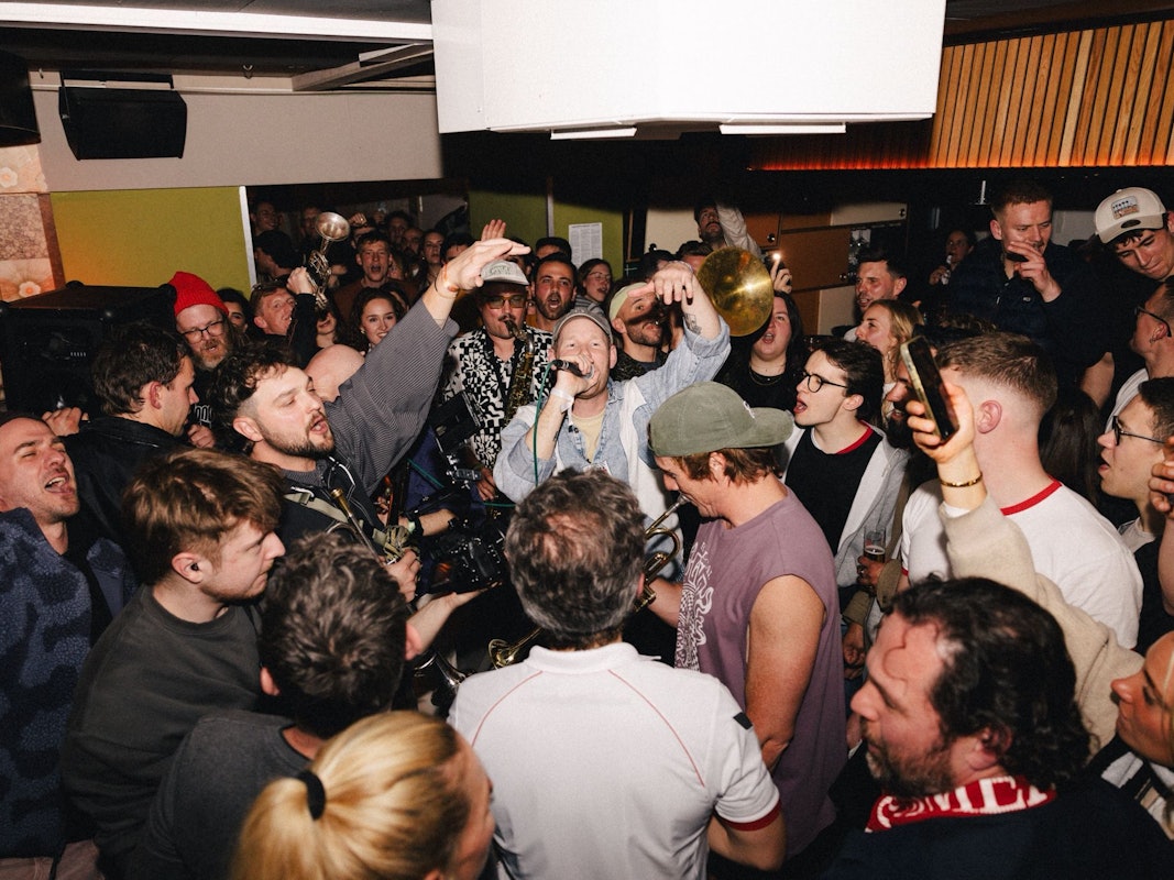 Querbeat feiert die Verkündung, dass die Band im Juni 2027 ein Konzert im Rhein-Energie-Stadion spielt mit spontanen Auftritten in Kölner Kneipen.