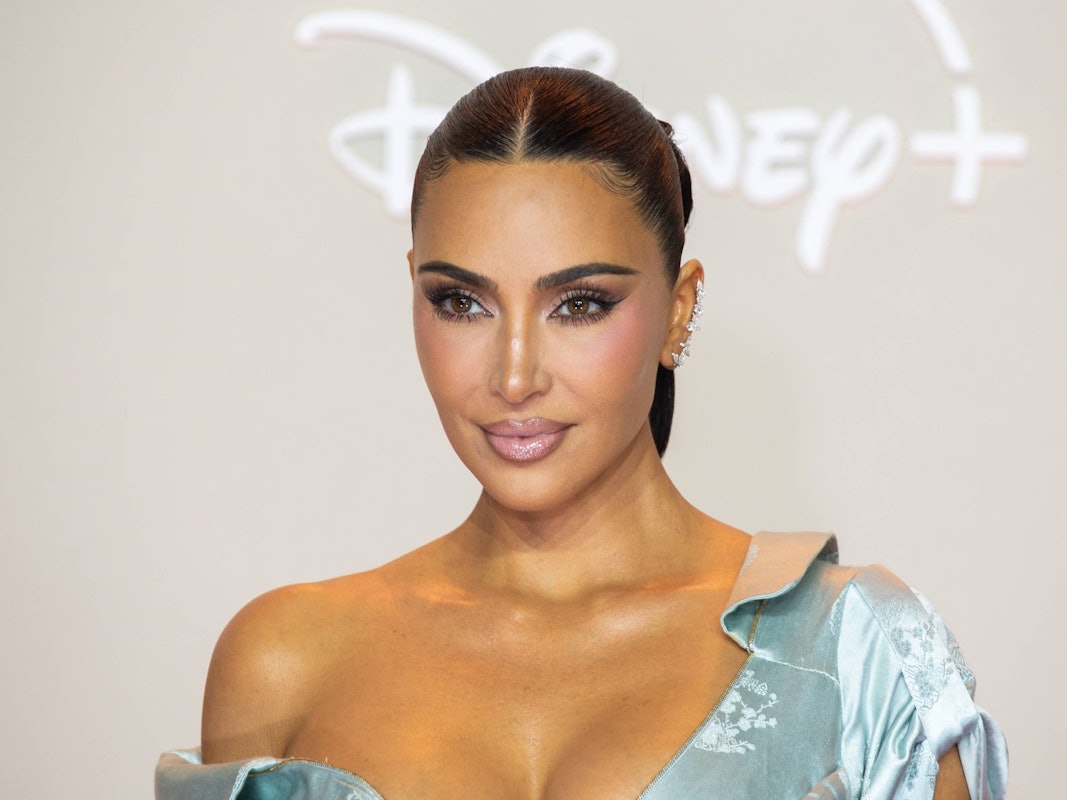 Kim Kardashian posiert.