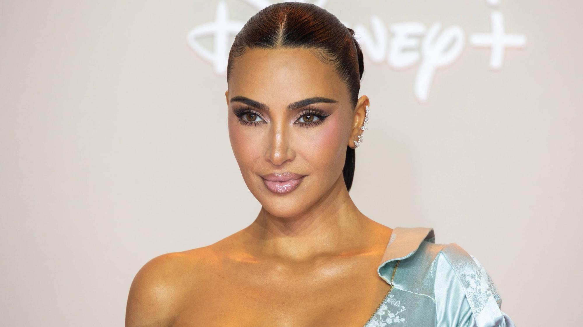 Kim Kardashian posiert.