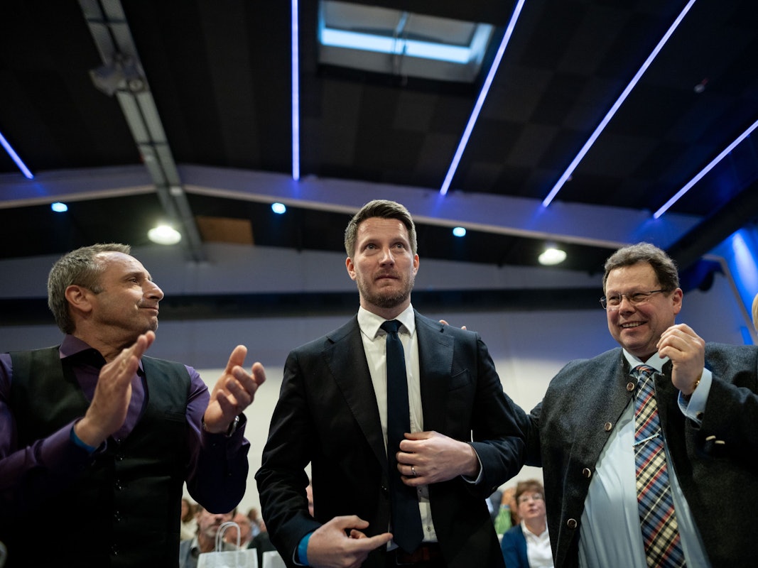 Martin Vincentz (M), Landessprecher der AfD Nordrhein-Westfalen, wird für die gewonnene Wiederwahl bejubelt.